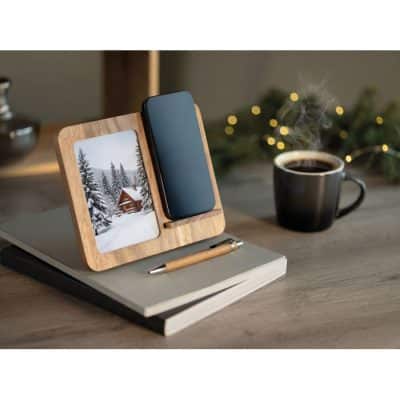 Finwood vezeték nélküli töltő akáciafából képkeret és telefontartó funkcióval. USB-C bemenettel, max. 15 W kimeneti teljesítménnyel.
