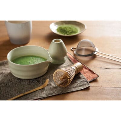 Matchy matcha szett ajándékdobozban 5 részes matcha szett, amely bambusz keverőt, keverőtartót, rozsdamentes acél szitát tartalmaz.