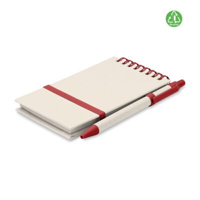 Mito set A/6 spirálozott jegyzetfüzet. 70 sima lap, 70% újrahasznosított tejes dobozból és 30% újrahasznosított papírból. Hozzáillő nyomógombos golyóstoll, kéken író betéttel. Elasztikus zárópánt és tolltartó hurok