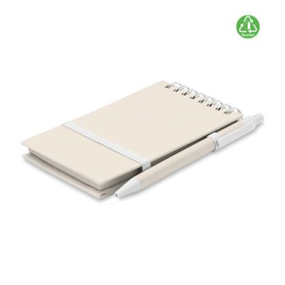 Mito set A/6 spirálozott jegyzetfüzet. 70 sima lap, 70% újrahasznosított tejes dobozból és 30% újrahasznosított papírból. Hozzáillő nyomógombos golyóstoll, kéken író betéttel. Elasztikus zárópánt és tolltartó hurok