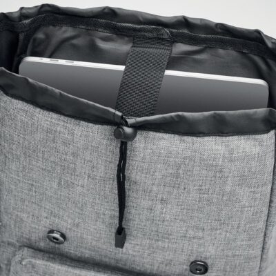 RIGA Laptoptartó hátizsák melírozott 600D poliészter anyagból, párnázott vállpántokkal. Egy fő belső rekesz 15 colos laptop számára, beépített USB töltőkábel. Mágnespatentos záródással, elől cipzáras zsebbel.