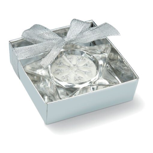 Csillag alakú üveg gyertyatartó. Átlátszó fedelű ezüst színű ajándékdobozban, dekoratív szalaggal. Teamécsessel szállítjuk.