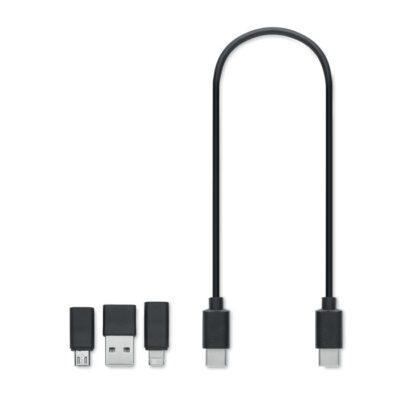 Versa töltőkábel Akáciafa dobozban. Kábel C-típusból C-típusba. Adapterek C-típusból USB-A, mikró USB-B és csatlakozókba.